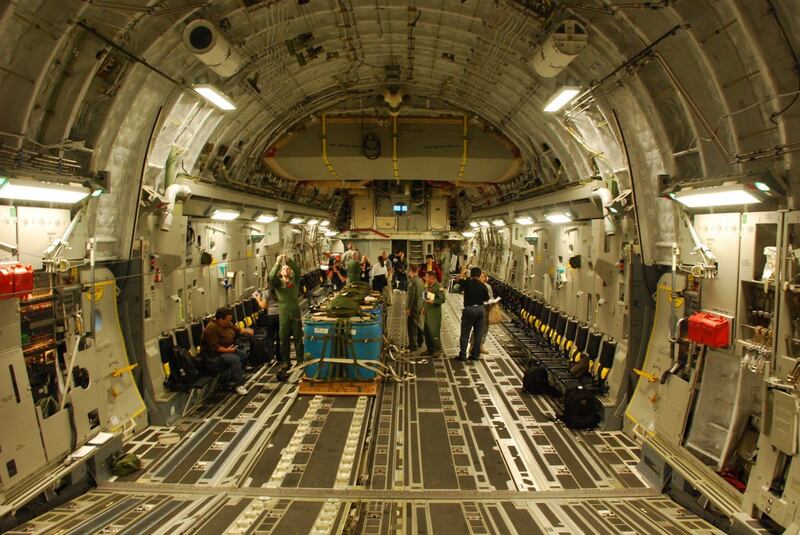 C-17内装可搭载三架阿帕契直升机、或一部坦克车或运送一百名全副武装伞兵。(吴明杰拍摄提供)