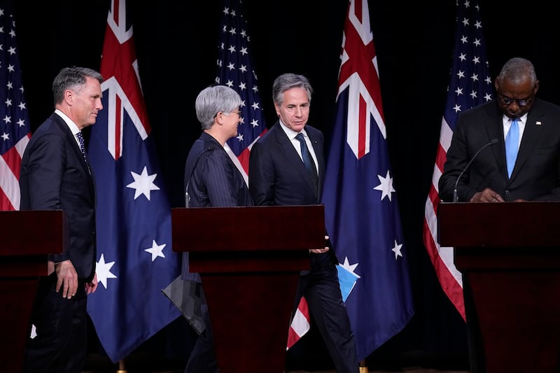 澳大利亚国防部长马尔斯(左一)和外长黄英贤(左二)日前访美,参加澳美"2+2"会谈,并推进简称"奥库斯"的"澳英美三方安全伙伴关系" 。(美联社图片)