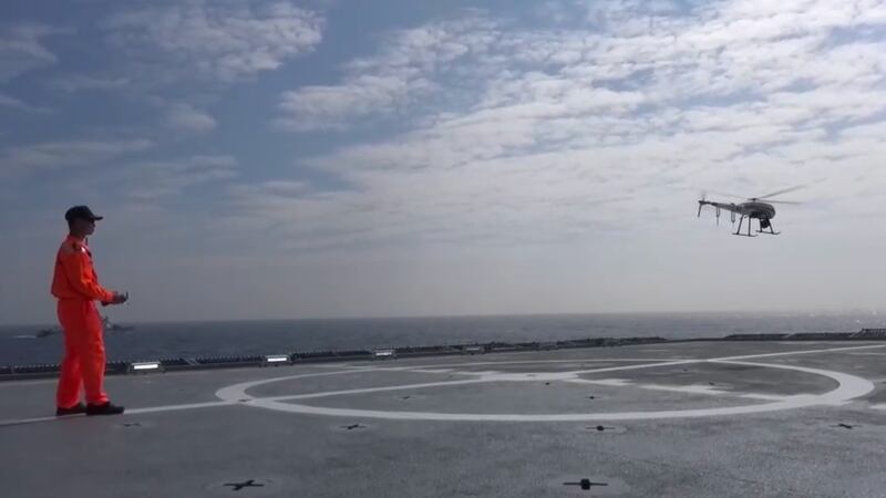 海巡署高雄舰首次采用无人机侦察到中国大陆籍抽砂船越过台海经济海域中线。（海巡署提供）