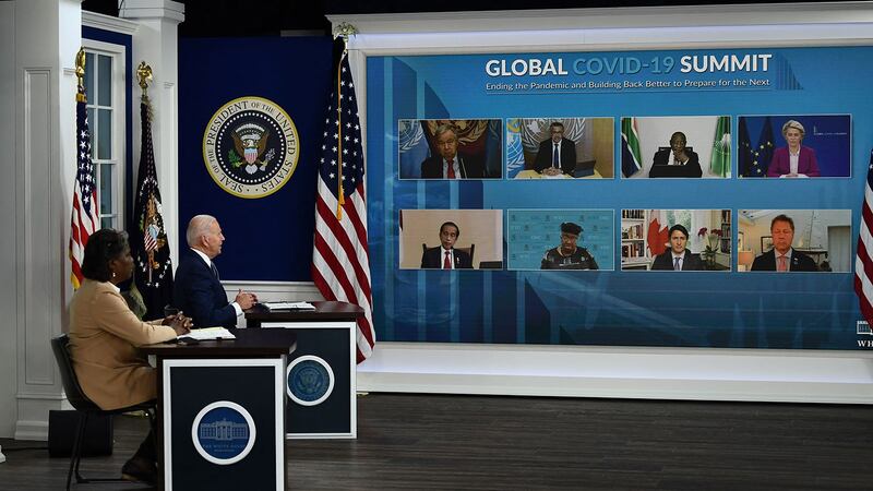 2021年9月22日,美国总统拜登在联合国大会期间,亲自主持全球抗疫在线峰会(Virtual COVID-19 Summit),邀请全球约180国及重要国际组织与国际非政府组织代表参加。(法新社)