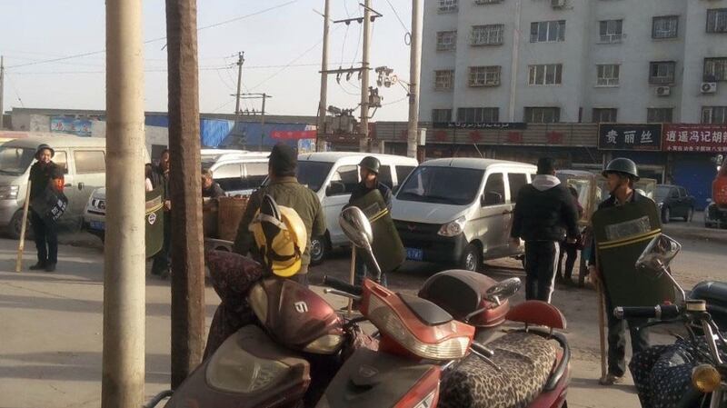 阿克苏南城社区,商户接到指示,进行反恐演习。(孔元峰提供/记者乔龙)