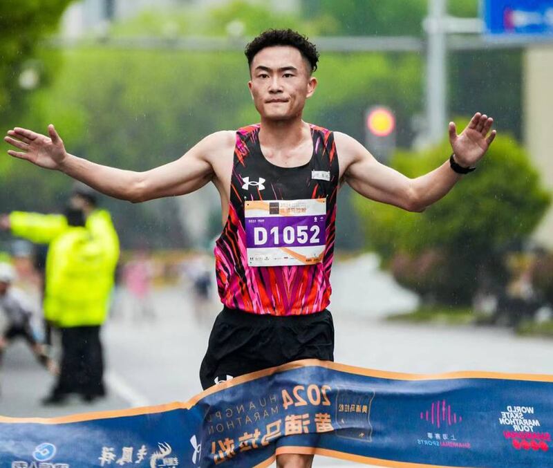 藍捷懷曾參與多個馬拉松賽事。（「Under Armour」微博圖片）