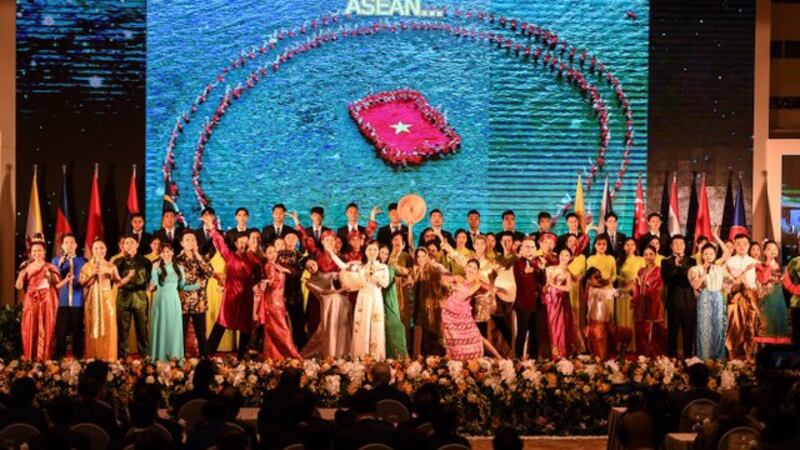 若RCEP顺利签署协定,这个覆盖人口最多、覆盖面积最大,全球最大经济规模、贸易额仅次于欧盟的巨型自由贸易协定,可望在2021年生效实施。图为东盟会议的表演节目。(法新社)