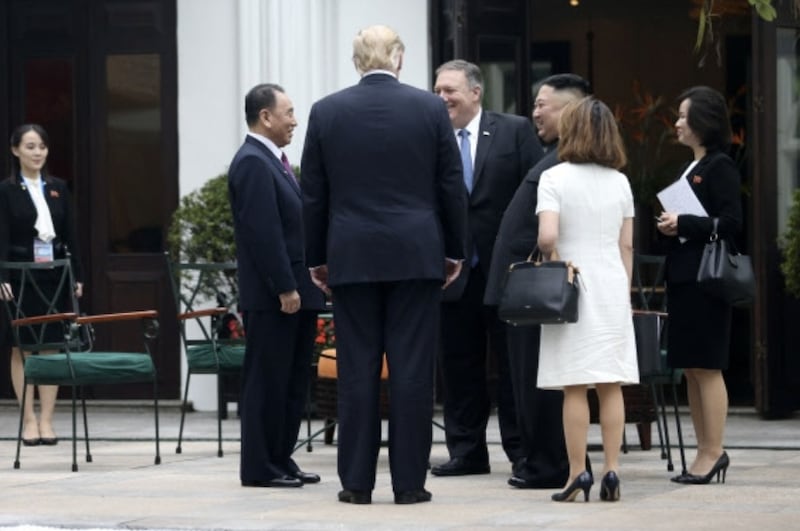 2019년 2월 하노이에서 김정은 북한 노동당 총비서와 도널드 트럼프 미국 대통령의 담화를 바라보는 김여정 부부장(왼쪽)의 모습.