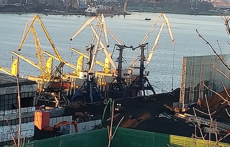 나호트카 항구에서 화물운반기중기가 석탄을 석탄운반선박에 옮겨놓고 있다. 