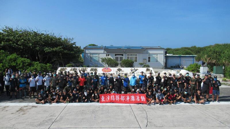 去年东沙岛上净滩活动。(台湾海巡署提供)