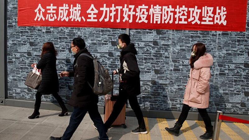 中国大陆疫情攻坚横幅。(路透社)