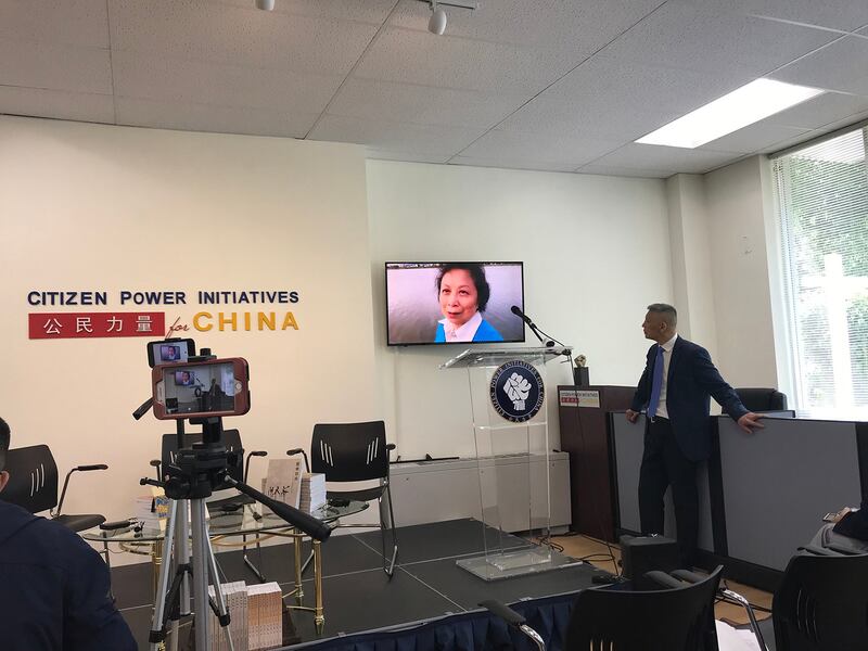 《八九民运史》作者陈小雅通过视频发言。(王允摄影)