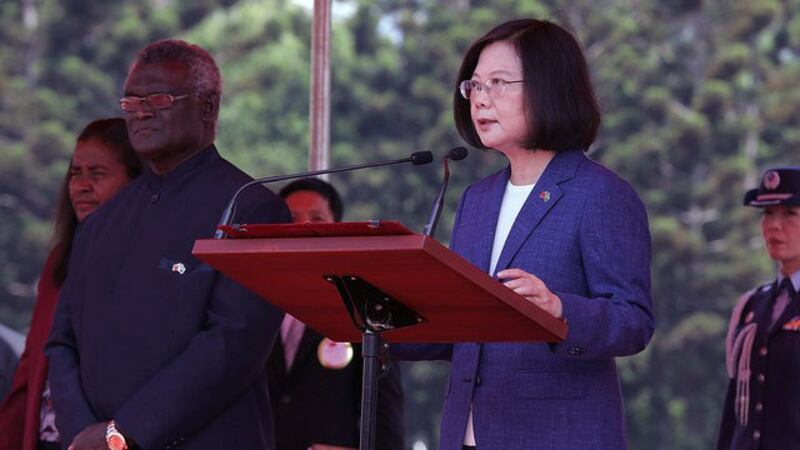 蔡英文2017年9月26日在台北以军礼欢迎当时的所罗门群岛总理苏嘉瓦瑞伉俪。(摘自总统府官网)