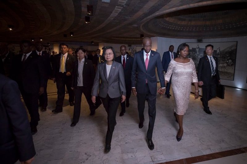 台湾总统蔡英文2019年赴海地访问,海地总统莫伊兹伉俪至机场迎接。(台湾总统府提供)