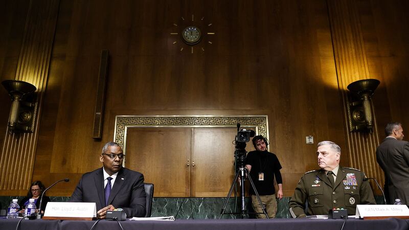 2021年6月17日,美军参谋首长联席会议主席米利(右),与美国国防部长奥斯汀(左)出席参议院拨款委员会预算听证会。(美联社)