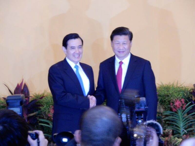 2015年11月7日,马英九、习近平“马习会” 两岸领导人在新加坡历史一握。(资料照、记者夏小华摄)