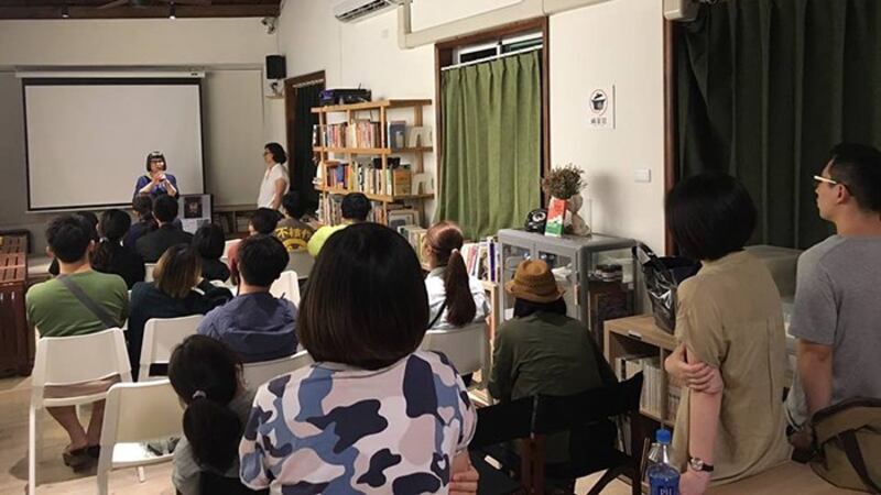 钟慧沁将她餐厅二楼打造为艺文空间,播放香港有关纪录片。(摘自蜗篆居脸书)