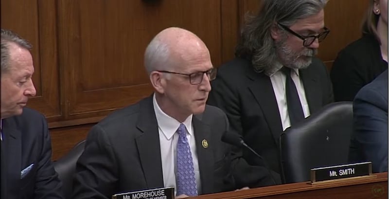 美国众议院军事委员会民主党籍首席议员史密斯(Adam Smith)发言。 (视频截图)