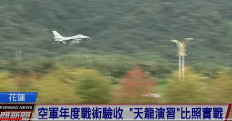 台湾防卫以「战力防护」为首要之务。图为F-16战机返回台湾花莲佳山基地进入洞库,保存战力。(视频截图)