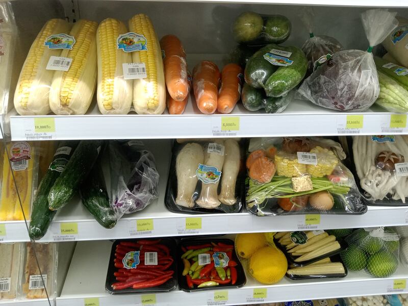 老挝不断上调价格的标价条(祁德赛供图)