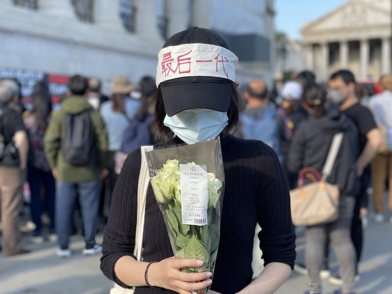 不少中国留学生手持鲜花和自制标语,默默加入集会。(吕熙拍摄)