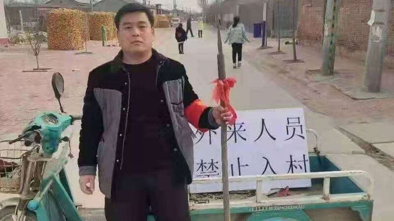 农村村口有村民阻止外来人员进村。( 网络图片/乔龙提供)