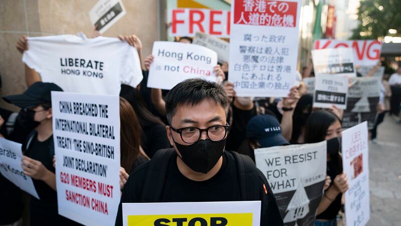 香港反送中团体在日本G20峰会上呼吁国际在G20峰会期间声援香港。(美联社)