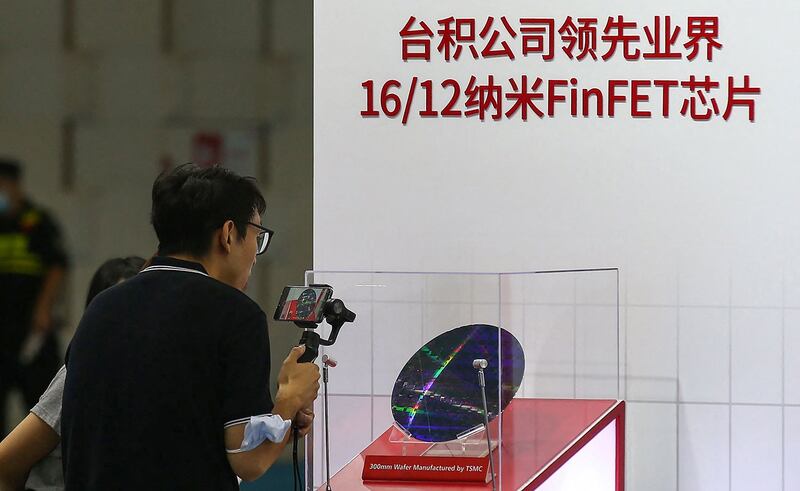 资料图片:2020 年 8 月 26 日,江苏省南京举行的 2020世界半导体大会上展出rb台积电(TSMC)芯片。 (法新社)