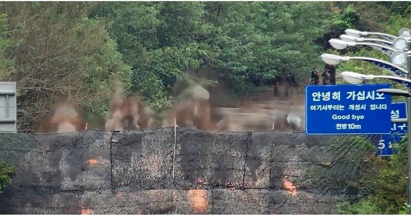 (사진3)경의선도로폭파장면_연합.jpg