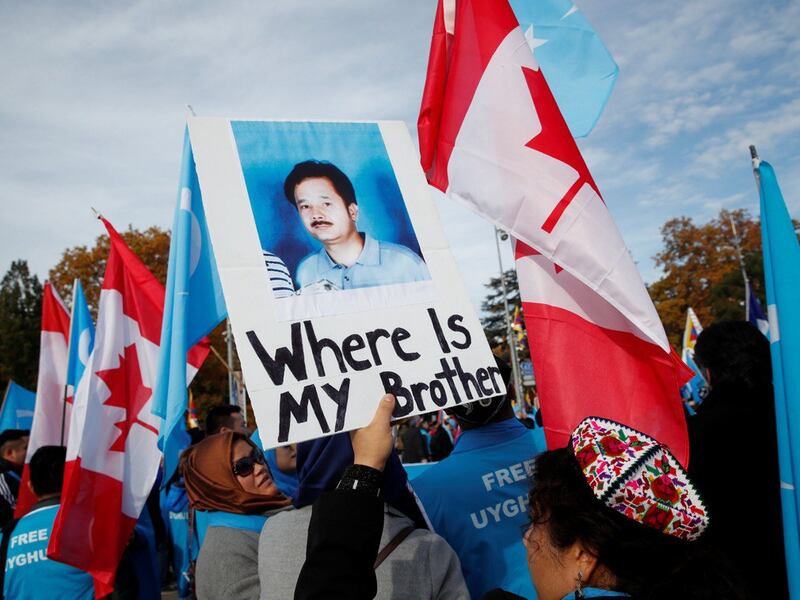 资料图片:2018年11月6日,一名维吾尔族人士举牌参加抗议活动,牌子上写着:我的兄弟在哪里(Where is my brother)。(图/路透社)