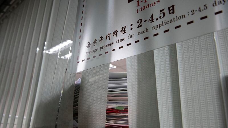 台湾经济部投审会负责港澳地区投资审查的第三组办公室内,投资案待审文件堆积如山。(摄影/杨子磊)