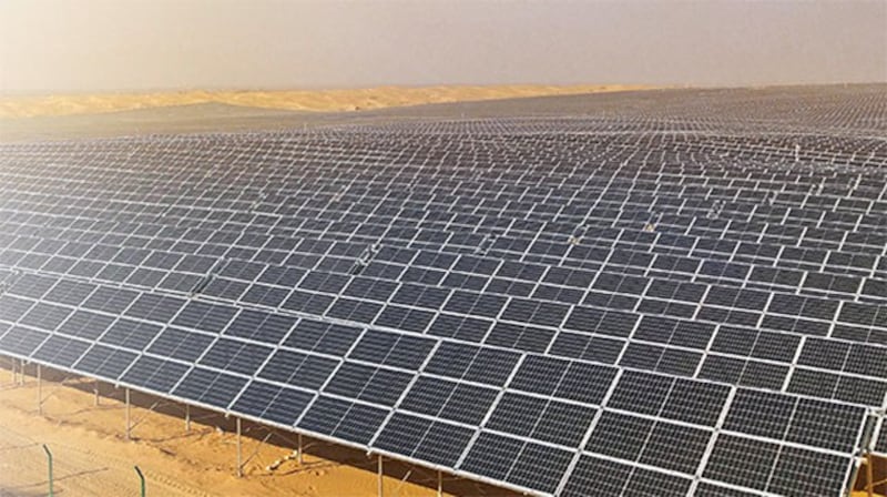 加拿大太阳能公司在新疆图木舒克市建立发电厂,安装129,600价太阳能模块。 (加拿大太阳能公司网站)