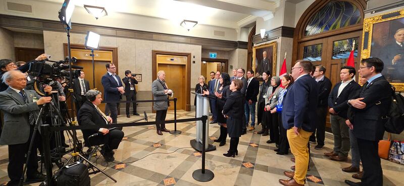 外国干预伤害加拿大民主,许多媒体高度关注此议题,询问各党派国会议员如何防堵外国干预。(记者柳飞拍摄)