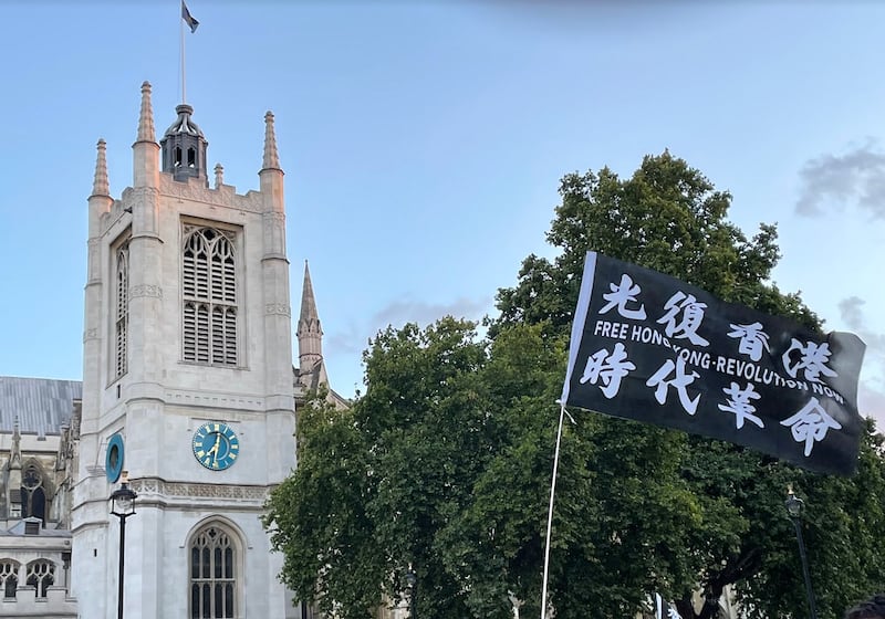 在伦敦的国会广场前,近千名港人参与集会,悼念“831事件”三周年。 (吕熙摄)