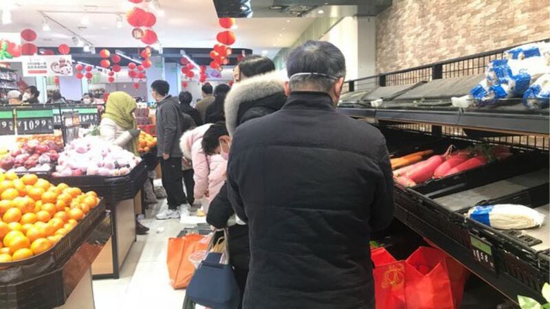 1月27日超市大排长龙抢购人潮,郭晶提到有人买了好几包盐担心一封就是一年。(郭晶拍摄)