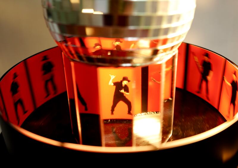 當留聲機轉動時,會將定格動作照片逐一連接起來並不斷重複,讓觀眾仿如看到現場畫面。(淳音 攝)