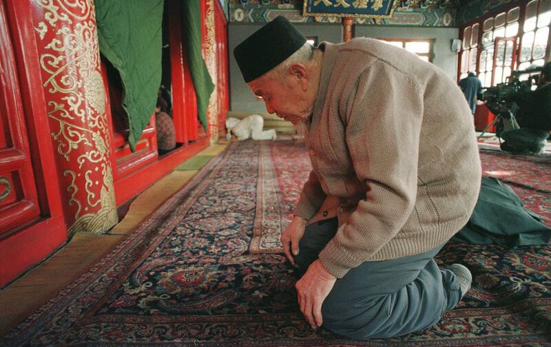 图为穆斯林斋月期间,一名中国穆斯林在清真寺祈祷。(AP)