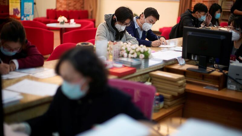 2020 年 2 月 14 日,情人节,上海婚姻登记处 。(路透社)