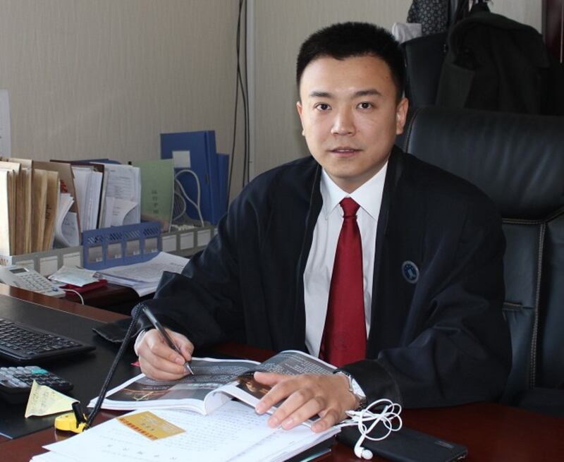 2015年,掌士超律师在办公。(当事人提供)