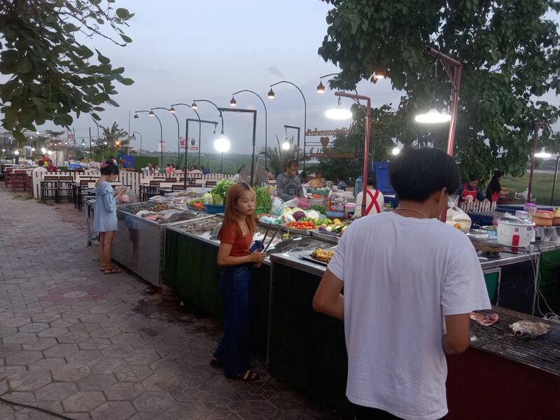 老挝万象湄公河边夜宵摊(祁德赛供图)