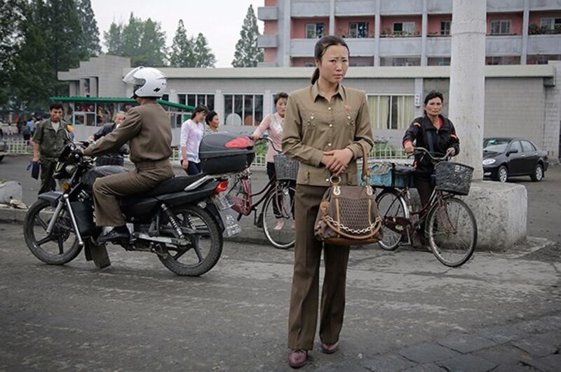 원산 거리를 지나는 북한 주민들.