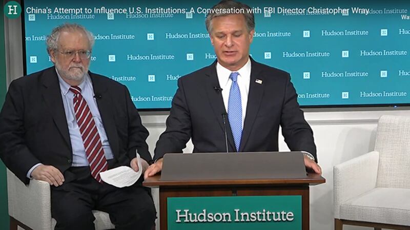 美国联邦调查局局长克里斯托弗·雷(Christopher Wray)在华盛顿哈德逊研究所就中国试图渗透影响美国发表讲话(视频截图)