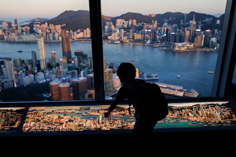 2022年香港内外环境严峻,香港进出口、私人消费和投资,同步下跌,整体经济增长收缩3.5%,房地产市场交投量暴跌40%,价格下调15.6%,使港府去年财政赤字,高达1400亿港元。(路透社图片)