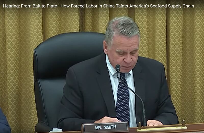 美国国会及行政当局中国委员会会主席克里斯•史密斯(Chris Smith)在听证会上表示,中国渔业强迫劳动、非法捕捞的行为影响全球。(视频截图/美国国会官网)