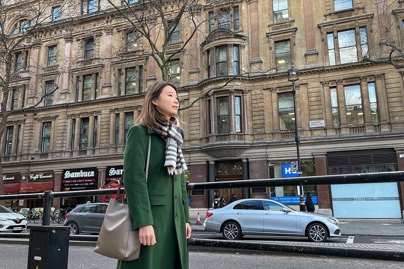 流亡港人邝颂晴2022年中开始任职于对华政策跨国议会联盟(IPAC),从事国际游说工作,为香港发声。图为邝颂晴在IPAC的伦敦办公室对面街头。(摄影/洪雅芳)