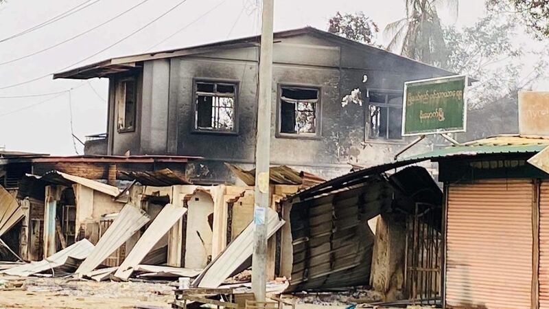မိုးမောက်မြို့တွင် လေကြောင်းတိုက်ခိုက်မှုကြောင့် မီးလောင်ပျက်စီးခဲ့သော နေအိမ်အား ၂၀၂၄ ခုနှစ်၊ မေလ ၁၇ ရက်နေ့က တွေ့ရစဥ်။ (Citizen Photo)