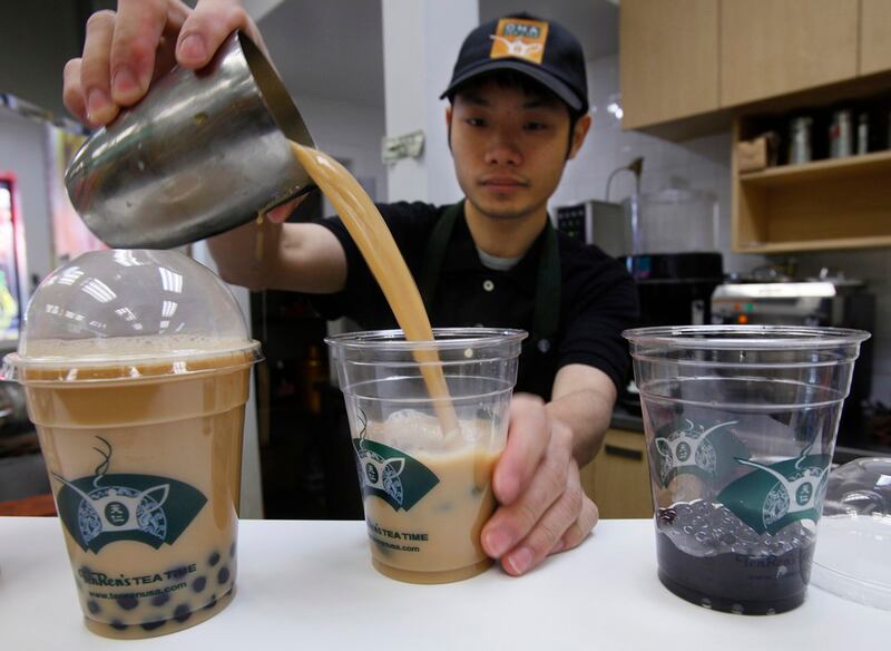 店员正在为顾客准备台湾奶茶(美联社图片)