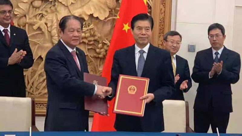 2019年10月17日,中国商务部部长钟山与毛里求斯驻华大使李淼光分别代表两国政府在北京签署了《中华人民共和国政府和毛里求斯共和国政府自由贸易协定》。(中国驻毛里求斯大使馆网站)