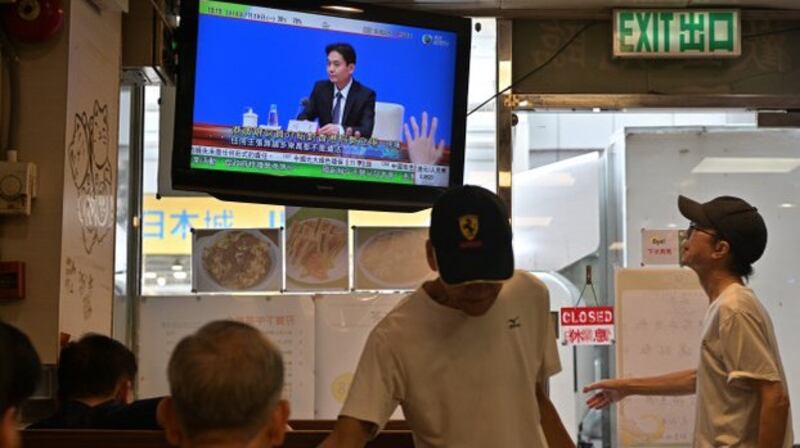 2019年7月29日,中国国务院港澳事务办公室发言人表示,北京政府坚决支持林郑月娥及香港特区政府,坚决支持香港警方。图为香港各大电视台在直播记者会。 (法新社)