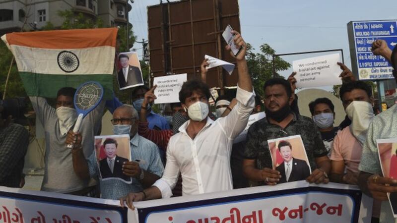 2020年6月16日,民众在印度一座城市抗议中印边界冲突导致至少二十名印度军人死亡。(法新社)