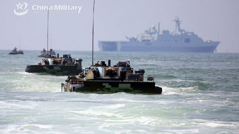 近年来解放军加强在台湾周边海域的联合演练。图为2019年8月中国海军陆战队某旅进行两栖登陆对抗演练。(中国国防部网)