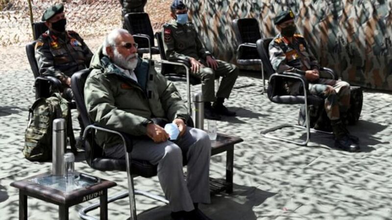 2020年7月3日,印度总理莫迪(左二)访问印中边境。(路透社)