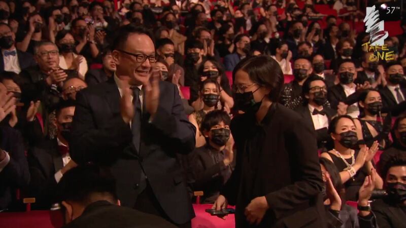 《夜更》制片庄淑芬代导演上台宣读谢辞。（金马影展脸书）