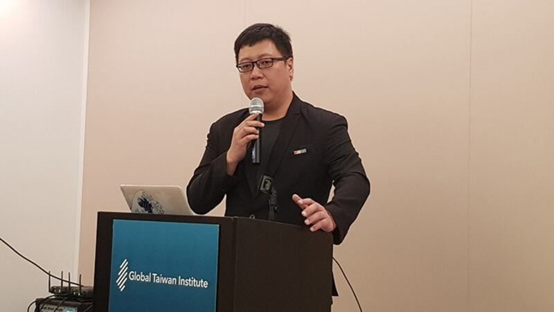 台湾资深社运人士、双重思想实验室CEO吴铭轩表示,建立政府问责机制能够提升公民信任度。(记者家傲摄)